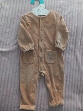 Baby Boys Winnie The Pooh Sleepsuit In Size 6-9 Months BNWOTS 