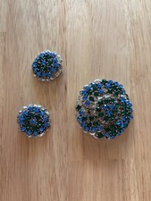Vintage Weiss Green & Blue Rhinestone Clip On Earrings and Brooch Set