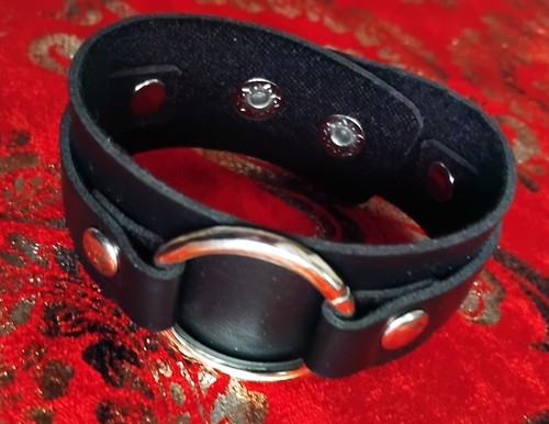 Metal ring black leather - 'o',