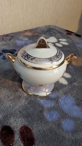 Gold relief bowl and lid - gold,