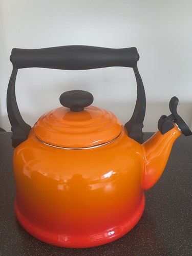 Crueset whistling - le,