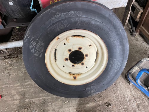 Front wheel tyre - front,