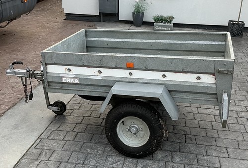 Manual tipping trailer