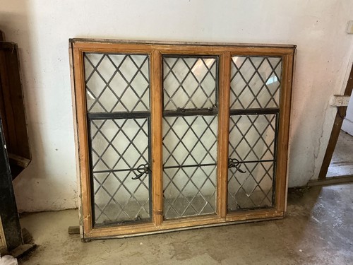 Mullioned window with leaded - with,