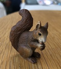 Schleich Red Squirrel Holding Eating Nut D-73527 2002 Figure Toy Model Retired