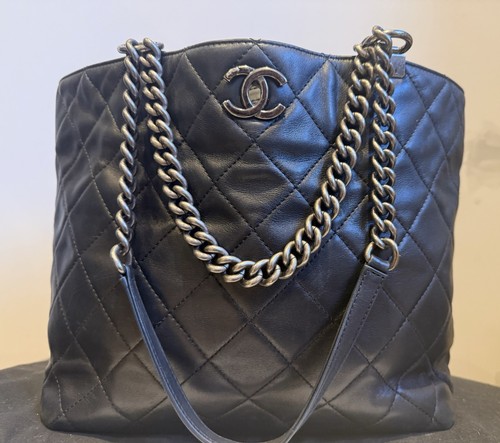 Chanel black quilted lambskin - quilted,