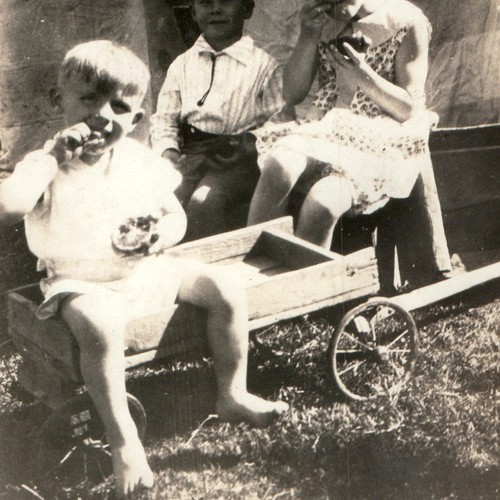 C1920s children eating - c1920s,