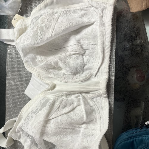 Shapely figures white - lace, bra