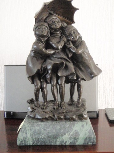 Plinth mounted three bronze - -,
