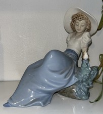 Nao / Lladro Girl Sitting With