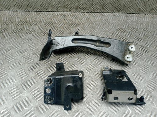 Audi wing bracket - front, set