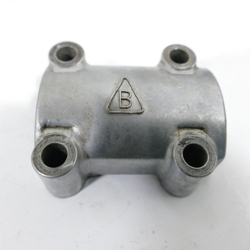 Suzuki 750 camshaft bracket - 750,