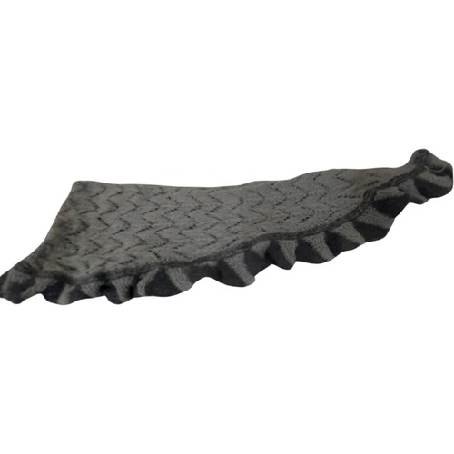 Knitted chevron ruffled edge - ,