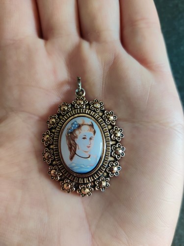 Vintage portrait pendant - portrait,