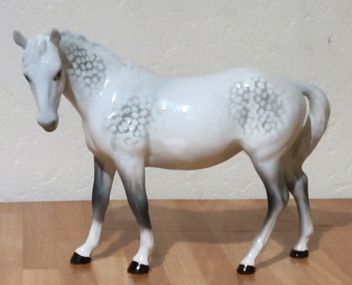 Beswick mare head down facing - head,