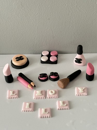 Personalised makeup cake