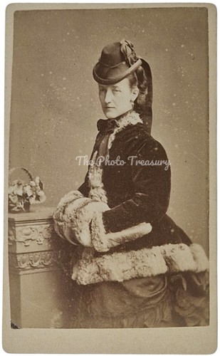 Cdv stylish lady fur - fur, trim