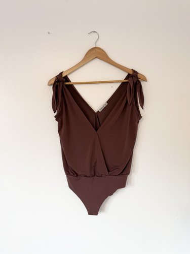 Stradivarius brown plunge - stradivarius, neck