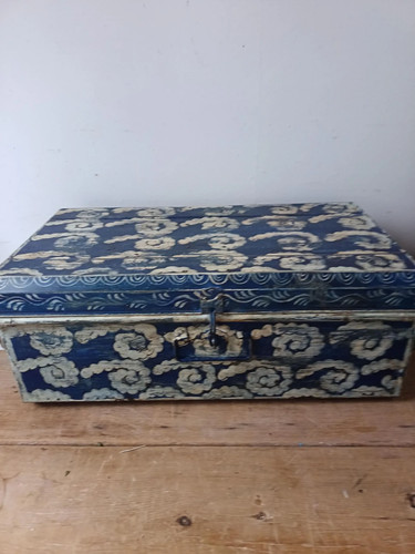 Large vintage trunk - large,