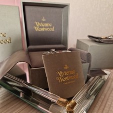 Vivienne Westwood. SAFETY PIN