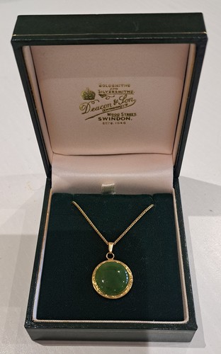 Circular green stone - green,