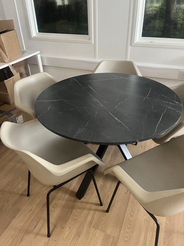 Round black marble-effect