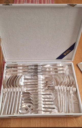 Silver service knives are - service,