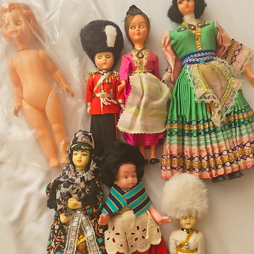 Mixed girl doll lot - girl,