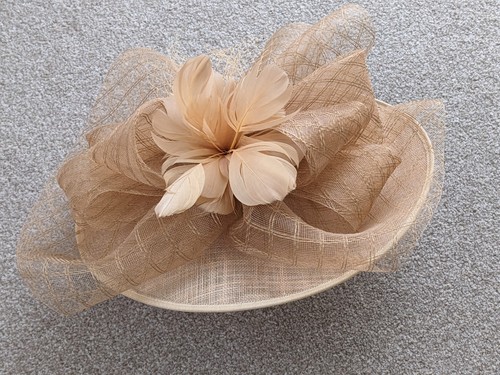Warm beige gold hatinator - /,