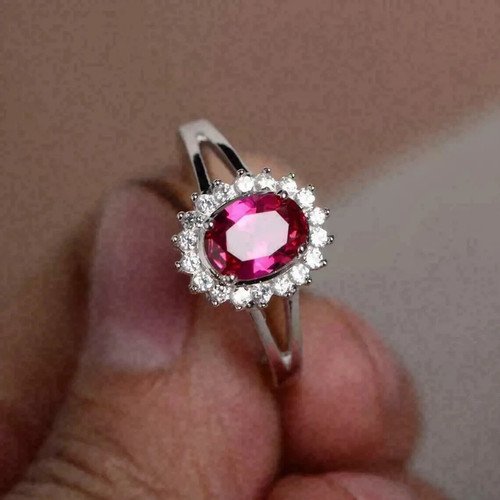 Oval cut natural ruby - ct,