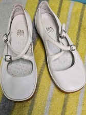 Clarks Women's Flat Leather Shoes