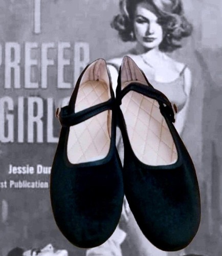 Black velvet ballet pumps with