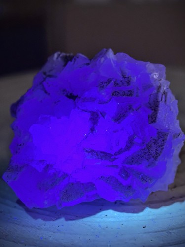 Fluorescent fluorite crystal - fluorescent,