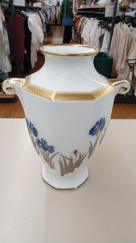 Okura touen vase with iris - touen,