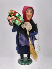 Byers' Choice Old Befana Italy Christmas witch with gifts Carolers with tag B13