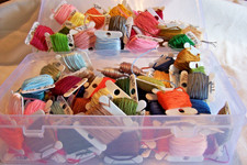 LOT OF 100 CARDS EMBROIDERY FLOSS/COTTON.MIXED COLS.NEEDLEWORK/ART/CRAFT USE.