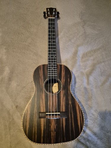 Baritone ukulele - baritone,