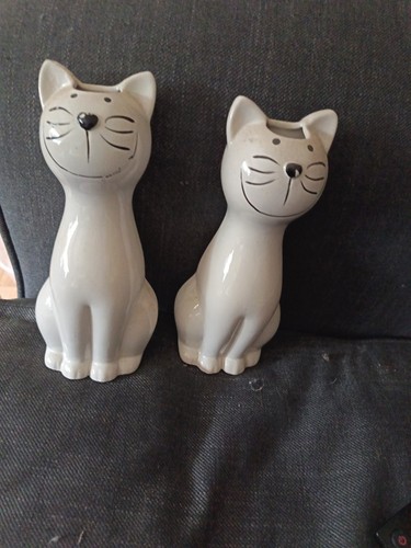 White ceramic cats radiator - white,