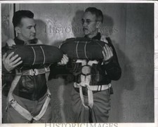 1944 Press Photo of officers holding reserve parachutes. - nee18105