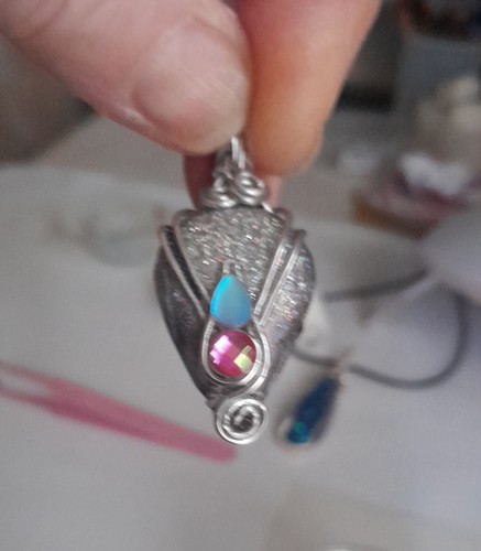 Two pendant necklaces each - , on