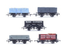BACHMANN/ HORNBY/ DAPOL 'OO' GAUGE RAKE OF 5 ASSORTED PLANK WAGONS