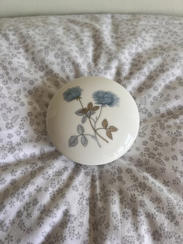 Wedgwood ice rose - ice, lidded