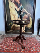 Circular wine table with - circular,
