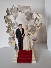 VINTAGE c1950s WEDDING CAKE TOP DECORATION PLASTER OF PARIS COUPLE WIRE ARCH