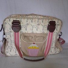 Yummy mummy baby changing - yummy,