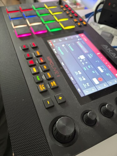 Akai professional mpc live - akai,