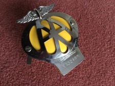VINTAGE CAR BADGE.( AA 