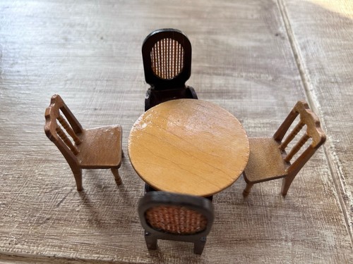 Scale round wooden dining - scale,