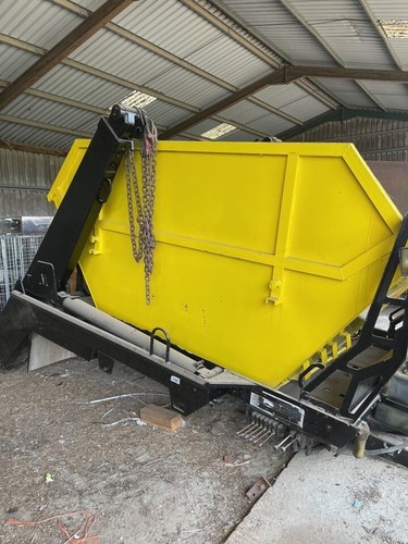 Skip loader body including