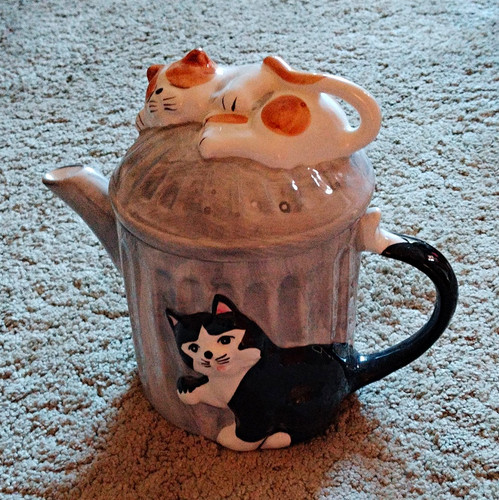 Ceramic novelty cat - cat, teapot